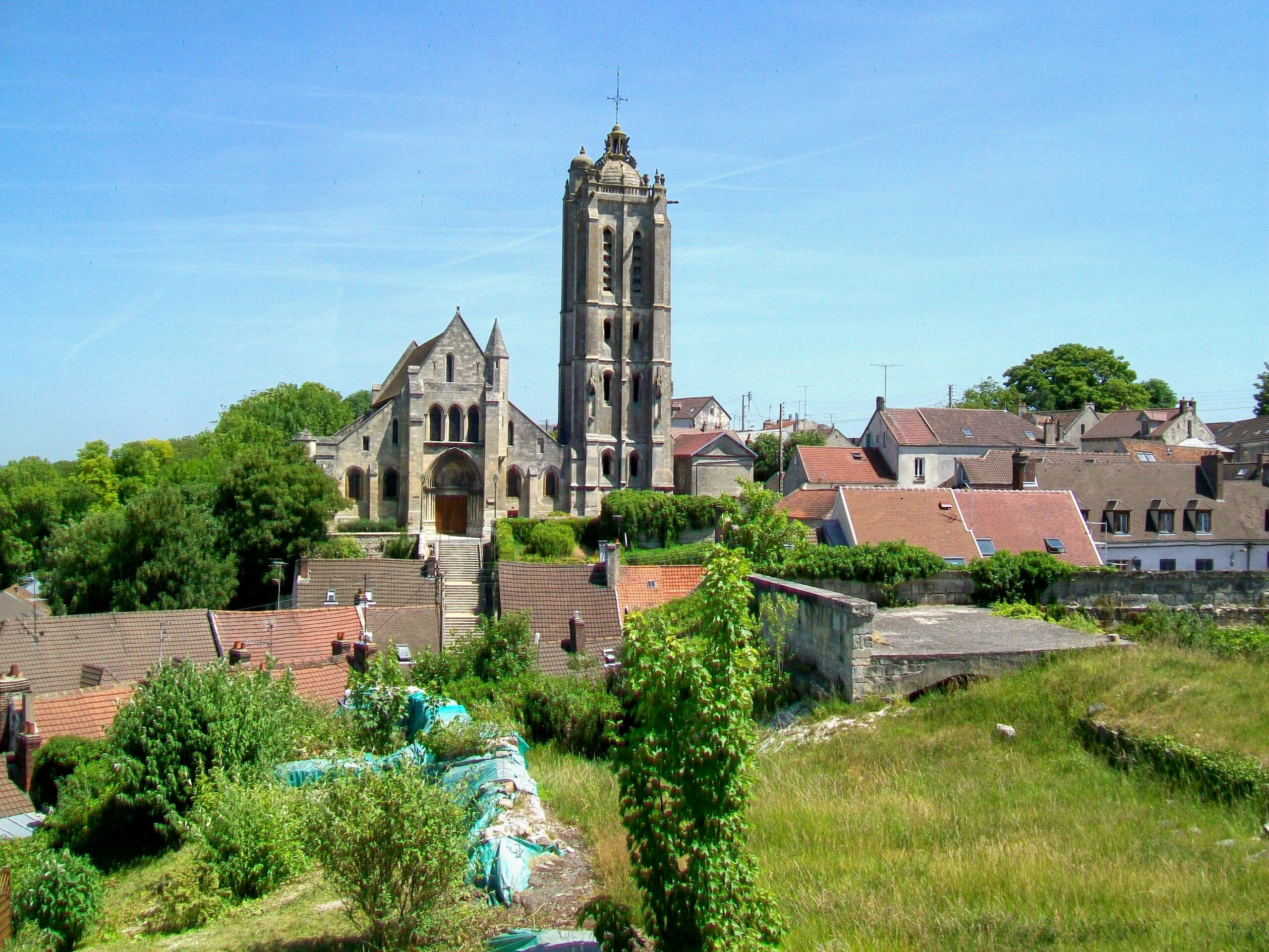 Vue de Beaumont-sur-Oise depuis la place du Château, avec l’église Saint-Laurent